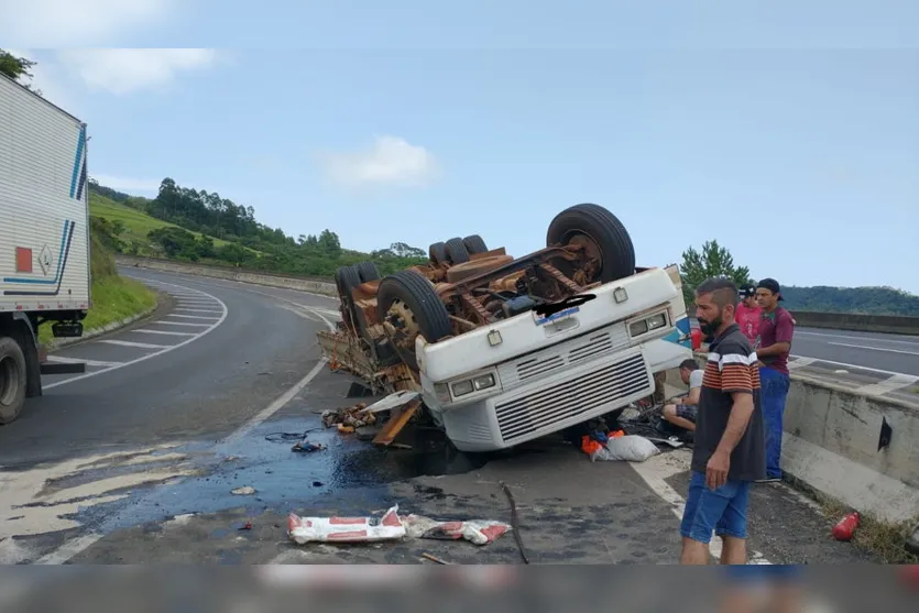 Caminhão tomba em Mauá e motorista fica preso às ferragens