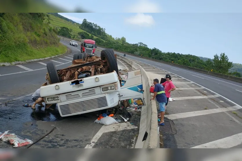 Caminhão tomba em Mauá e motorista fica preso às ferragens