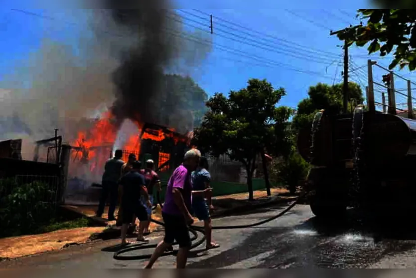 Casa de madeira é destruída por fogo em S. João do Ivaí