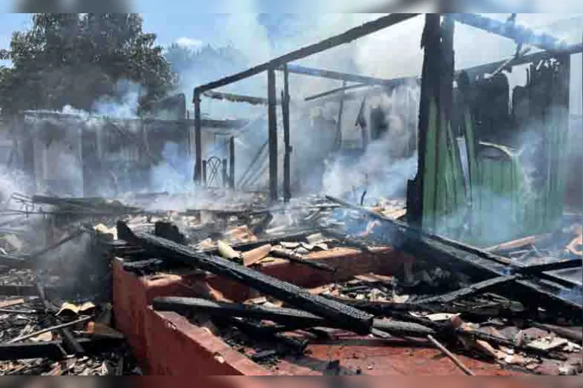 Casa de madeira é destruída por fogo em S. João do Ivaí