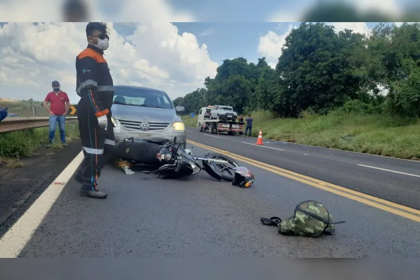  Enquanto o veiculo capotado era recolhido pelo guincho, uma moto e um carro colidiram no mesmo local 