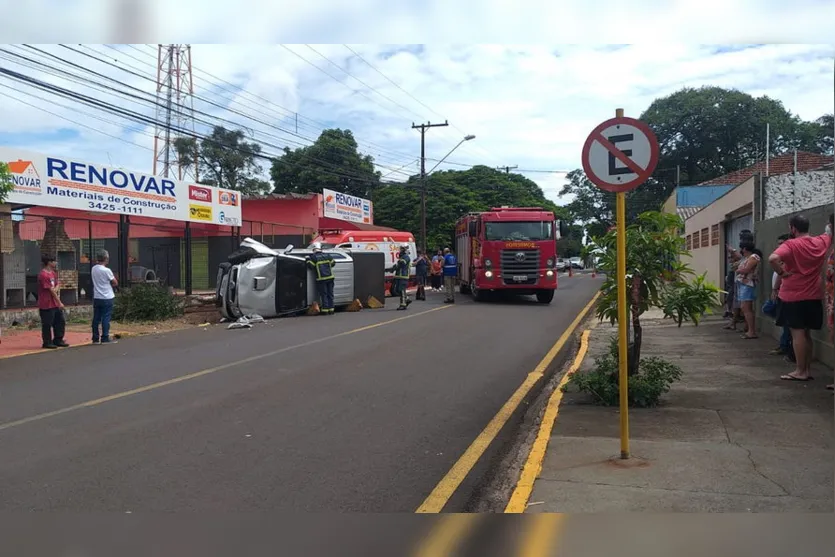 Hilux capota no centro de Apucarana; motorista é socorrido