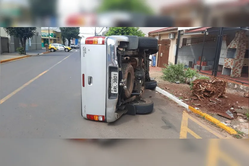 Hilux capota no centro de Apucarana; motorista é socorrido