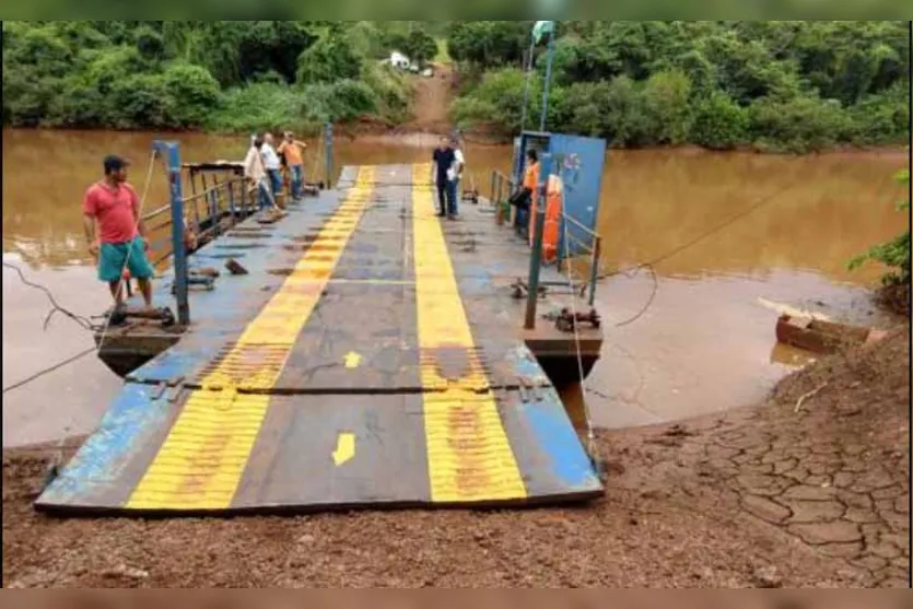  Hoje a travessia sobre o Rio Corumbataí é feita por balsa 