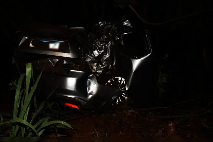 Honda City bate contra árvore e cai em ribanceira na PR-574