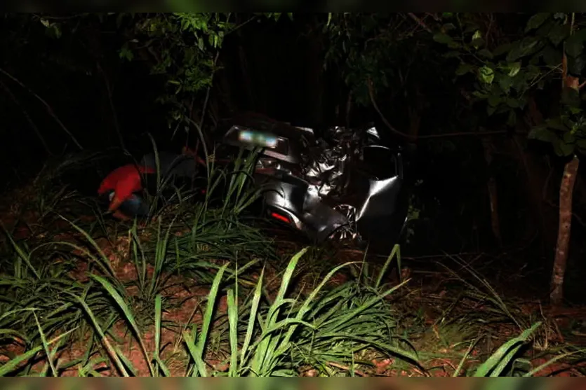 Honda City bate contra árvore e cai em ribanceira na PR-574