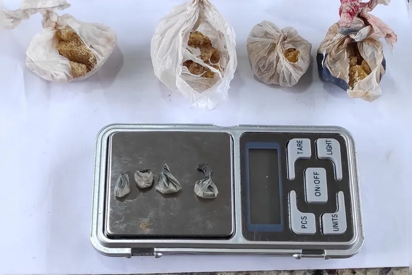 Jovem é preso por tráfico de drogas no Parque Bela Vista