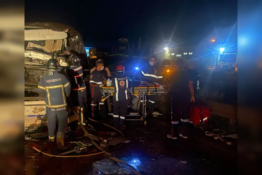 Motorista fica preso às ferragens após batida em Apucarana