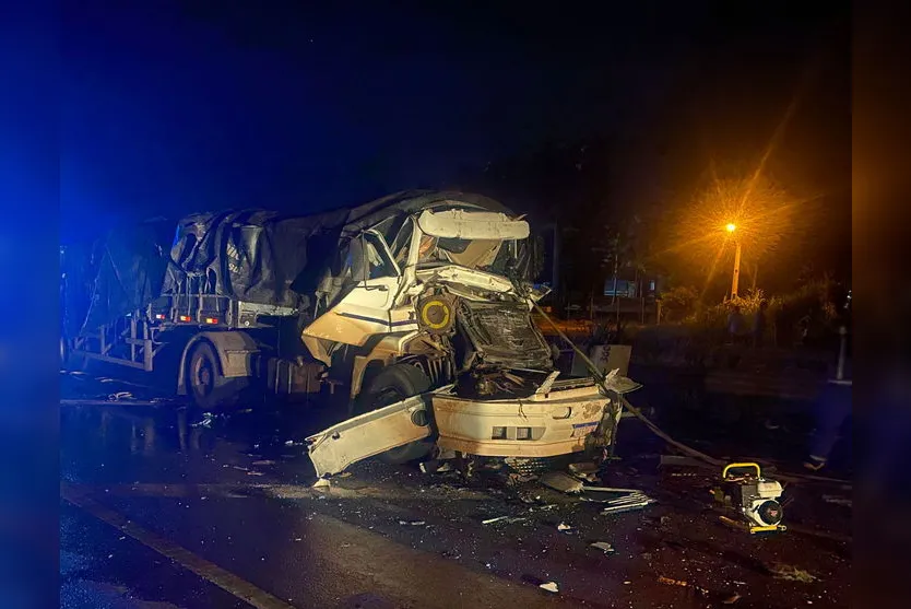 Motorista fica preso às ferragens após batida em Apucarana