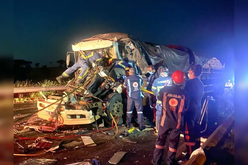 Motorista fica preso às ferragens após batida em Apucarana