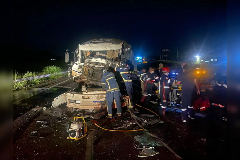 Motorista fica preso às ferragens após batida em Apucarana