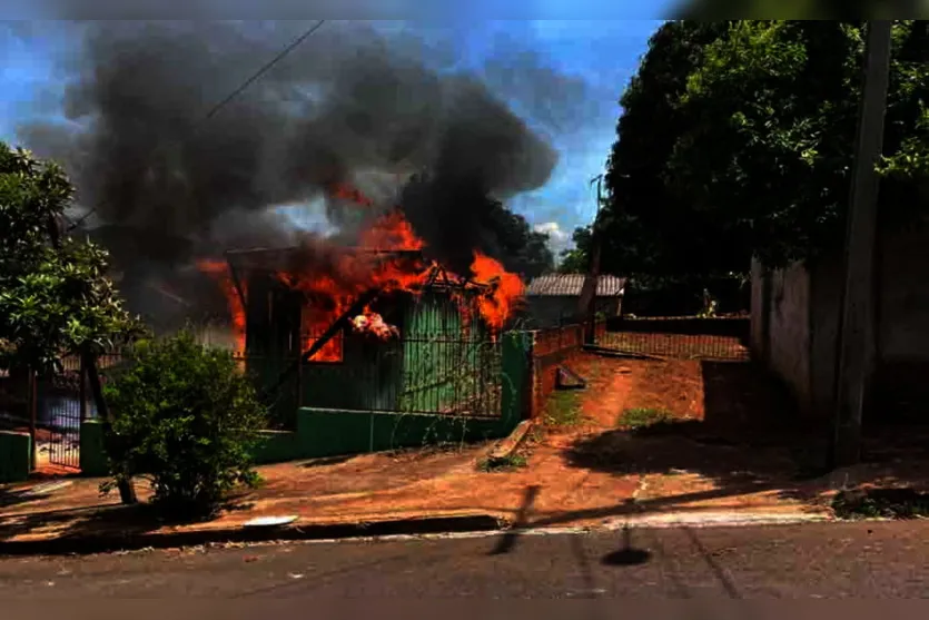  O incêndio foi por volta das 13h30, na Rua Hemegildo Montani, no Jardim Candotti 