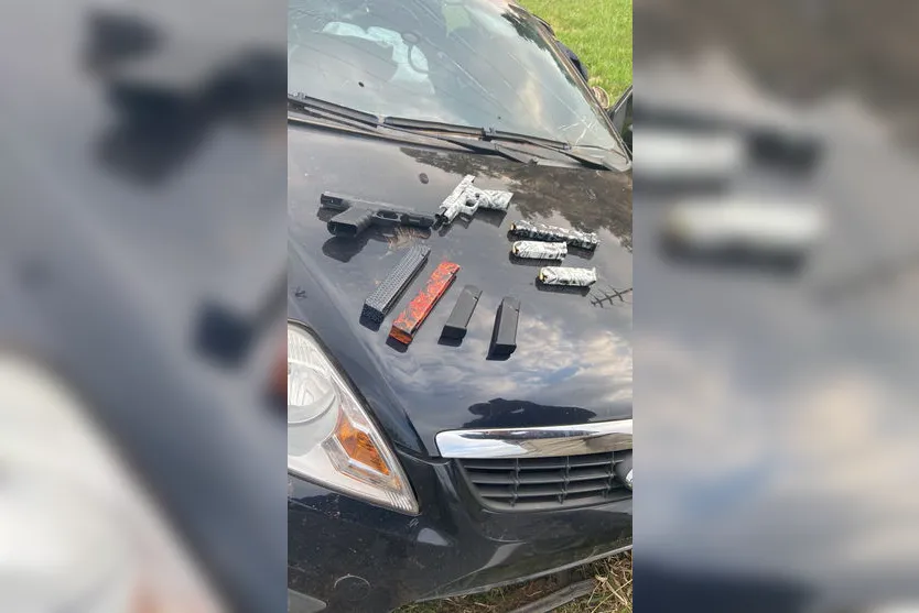PRF apreende pistolas e munições e recupera carro roubado