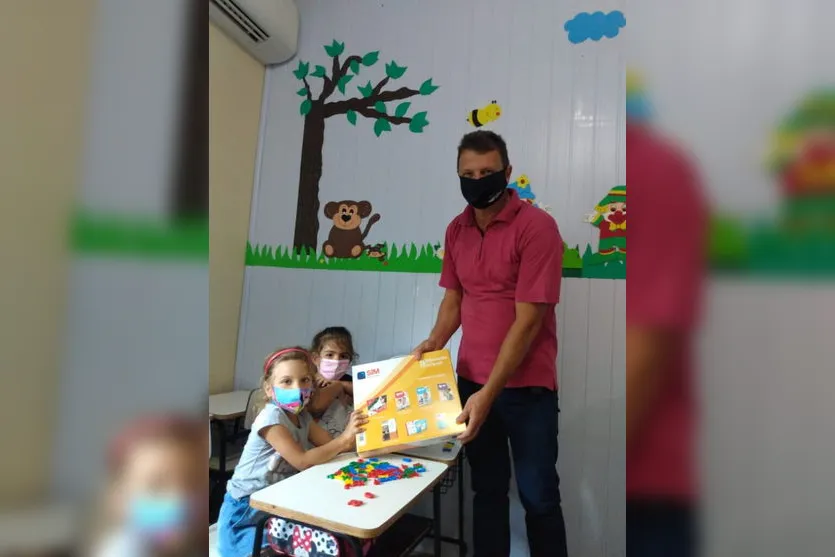 Prefeito de Novo Itacolomi entrega material escolar