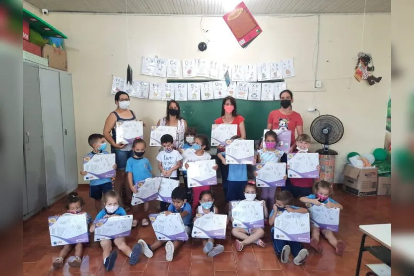 Prefeito de Novo Itacolomi entrega material escolar