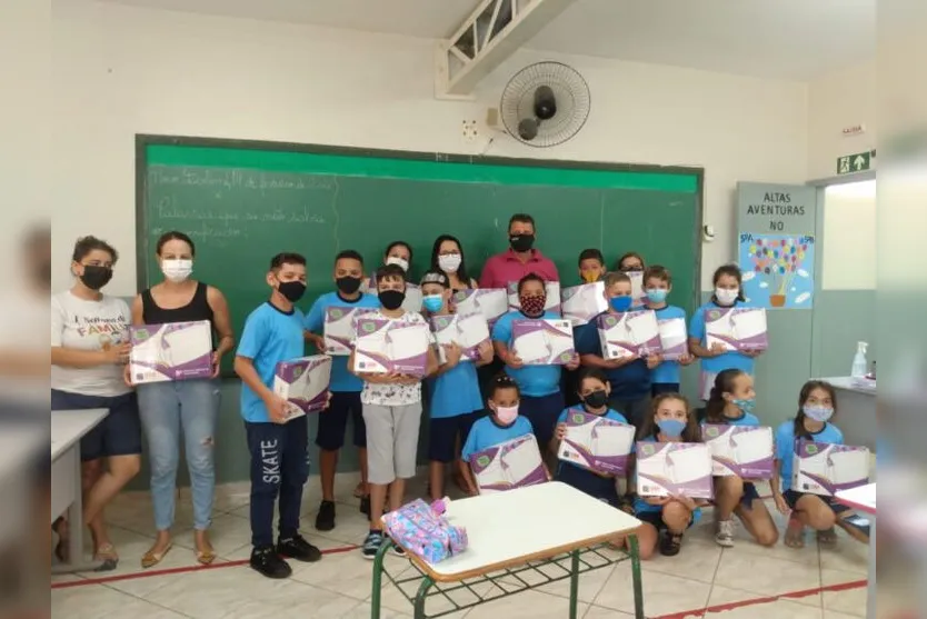 Prefeito de Novo Itacolomi entrega material escolar
