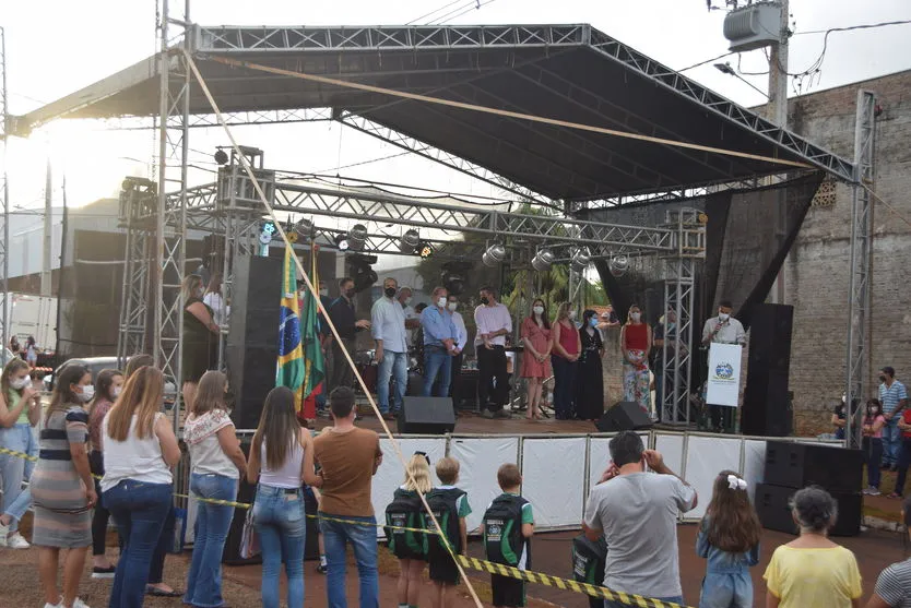 Prefeitura de Ivaiporã inaugura obras no Alto Porã; assista