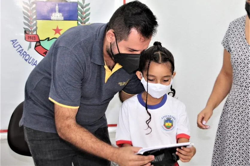 Rotary entrega óculos a cinco alunos da rede municipal