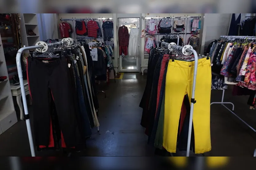 Roupas femininas com 50% de desconto no bazar da Edhucca