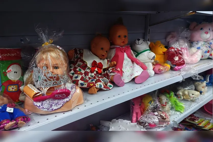 Roupas femininas com 50% de desconto no bazar da Edhucca