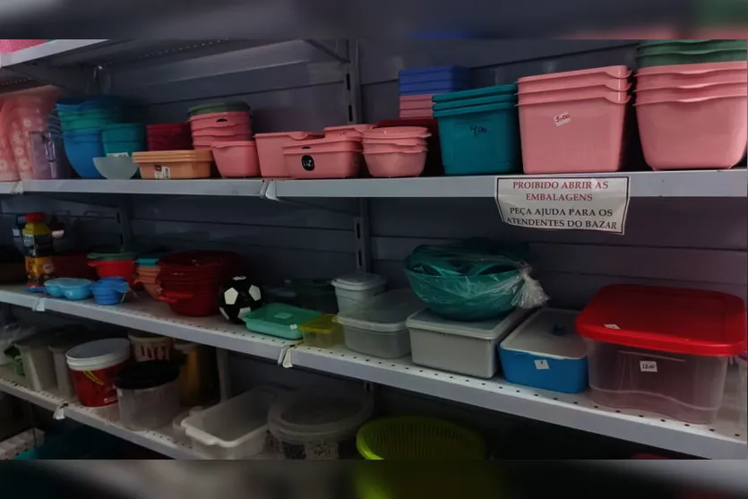 Roupas femininas com 50% de desconto no bazar da Edhucca