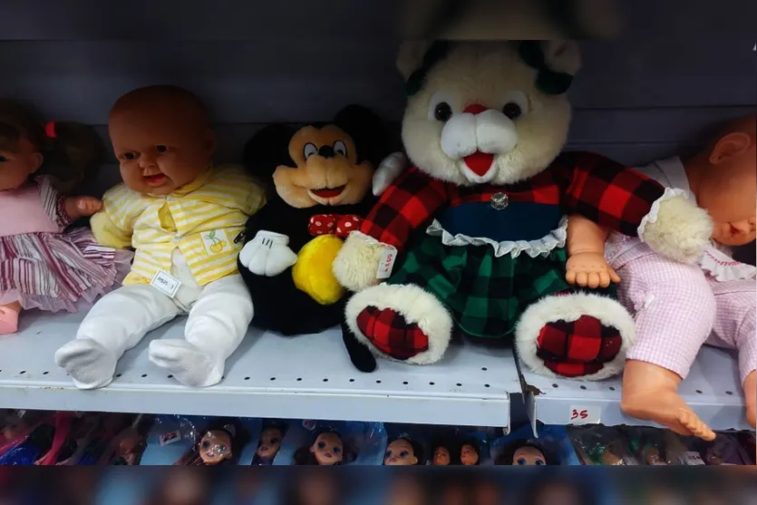 Roupas femininas com 50% de desconto no bazar da Edhucca