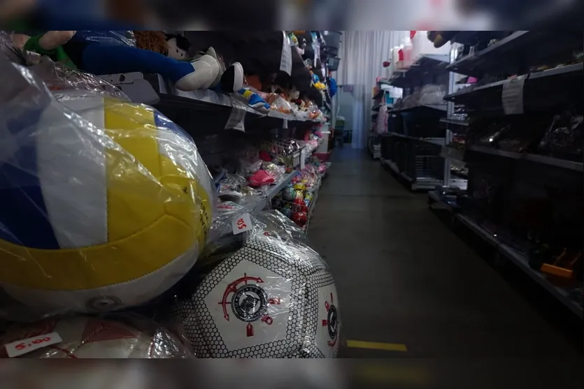 Roupas femininas com 50% de desconto no bazar da Edhucca