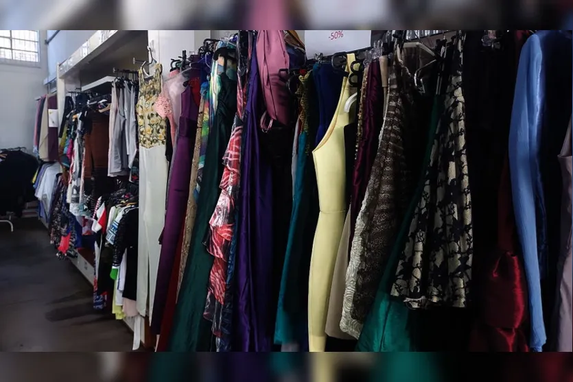 Roupas femininas com 50% de desconto no bazar da Edhucca