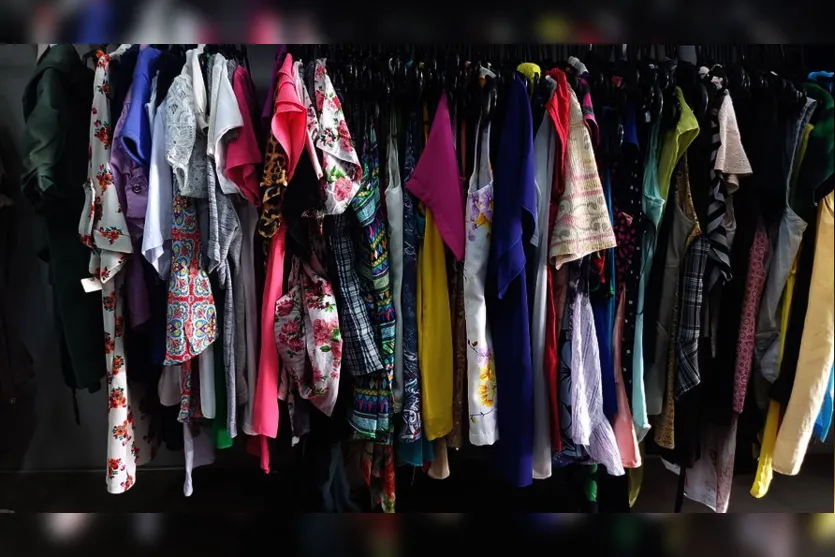 Roupas femininas com 50% de desconto no bazar da Edhucca