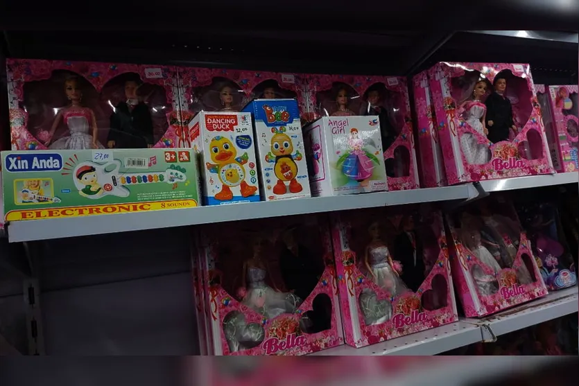 Roupas femininas com 50% de desconto no bazar da Edhucca