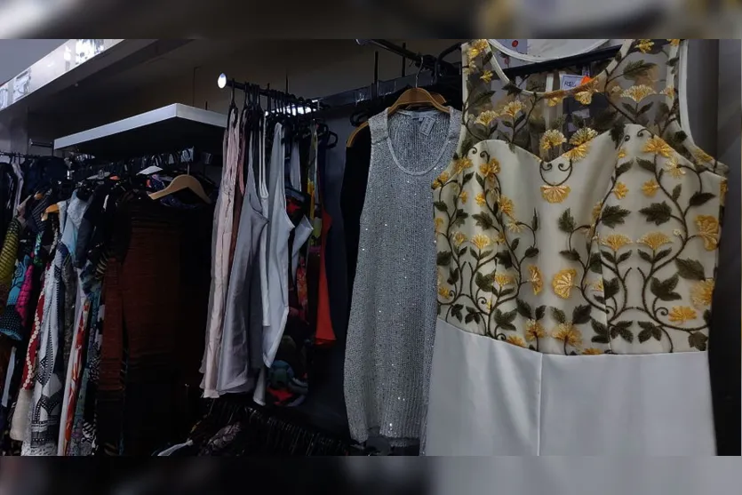 Roupas femininas com 50% de desconto no bazar da Edhucca