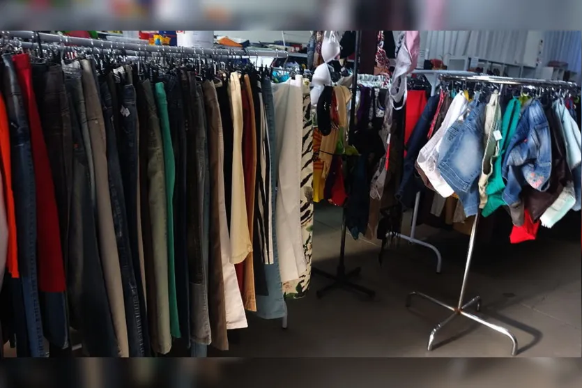 Roupas femininas com 50% de desconto no bazar da Edhucca