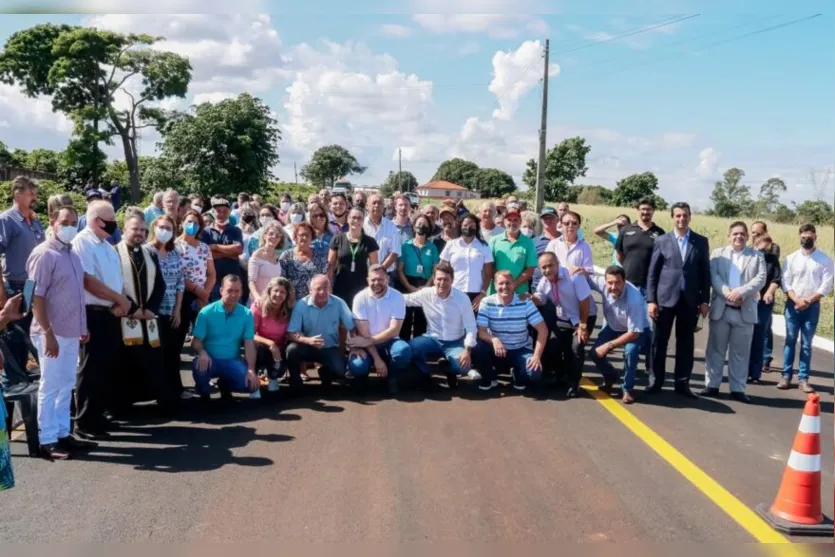  A solenidade reuniu pioneiros, empresários, moradores do distrito e autoridades 