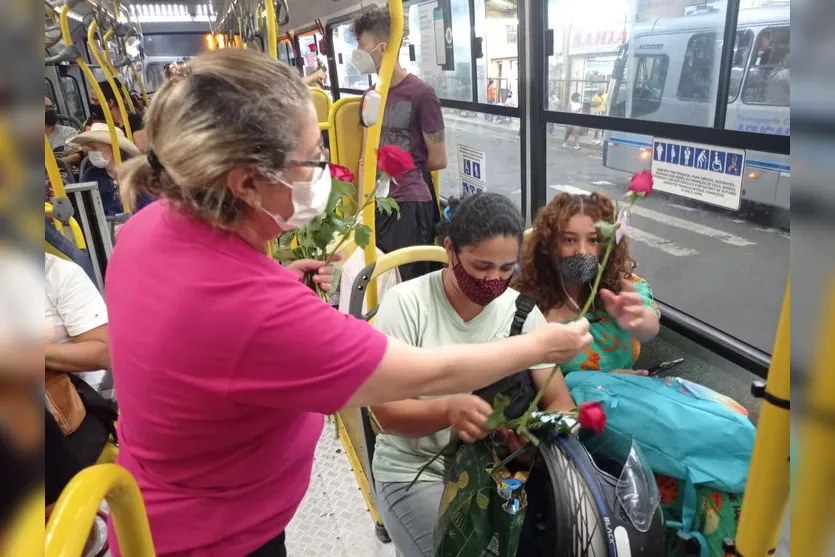 Acia entrega de rosas em homenagem ao Dia da Mulher