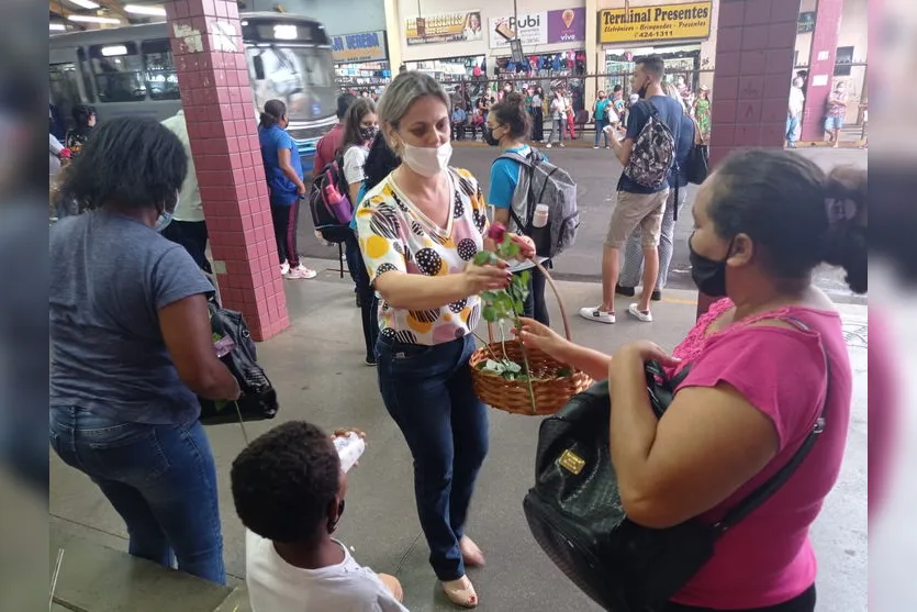 Acia entrega de rosas em homenagem ao Dia da Mulher