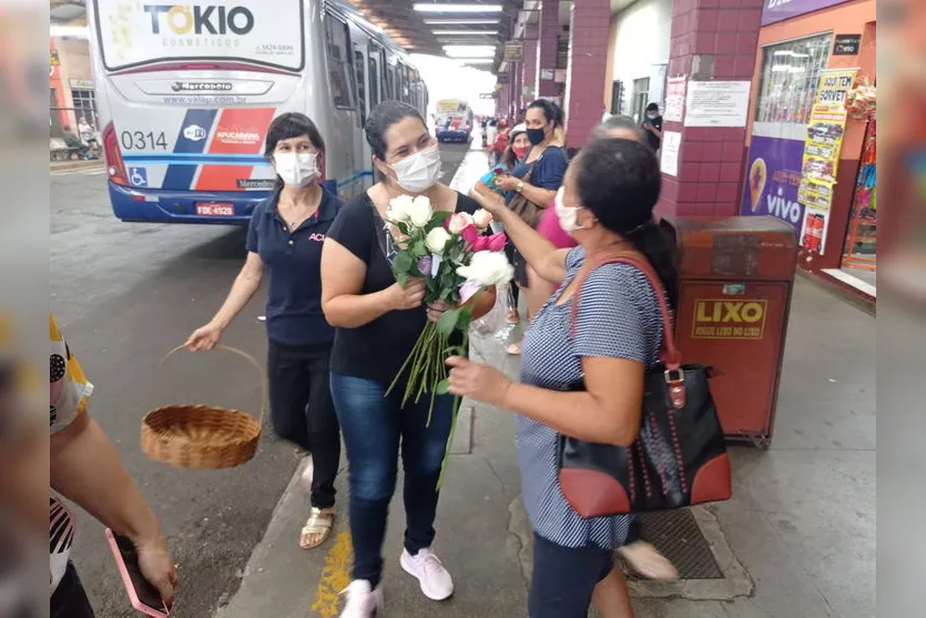 Acia entrega de rosas em homenagem ao Dia da Mulher