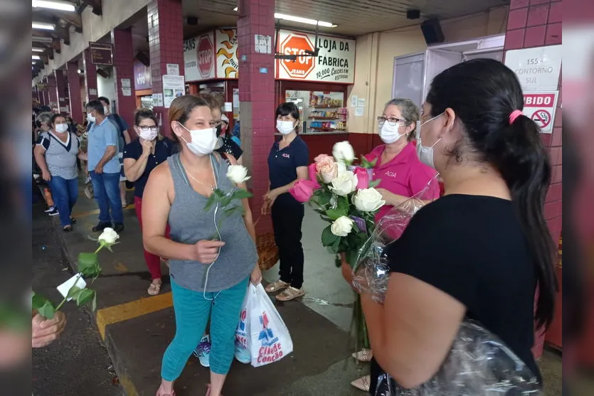 Acia entrega de rosas em homenagem ao Dia da Mulher