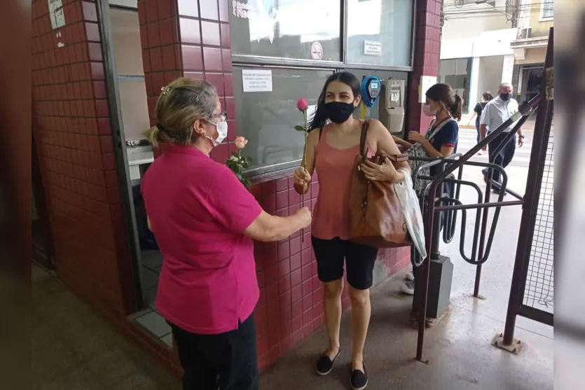 Acia entrega de rosas em homenagem ao Dia da Mulher