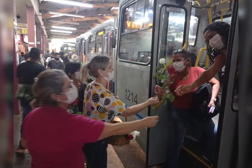 Acia entrega de rosas em homenagem ao Dia da Mulher