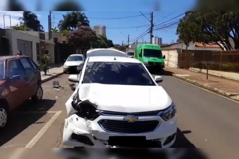 Acidente entre carros deixa trânsito lento em Arapongas