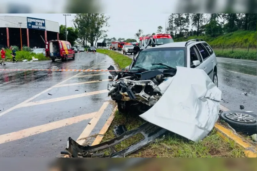 Ao menos 10 ficam feridos em acidente entre carros na BR-376