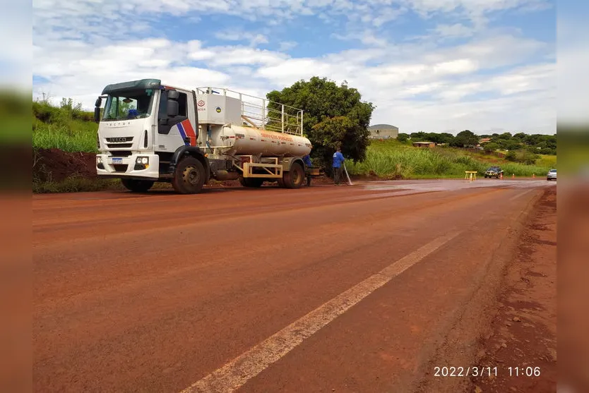 Após acidentes, lama é retirada de rodovia em Apucarana