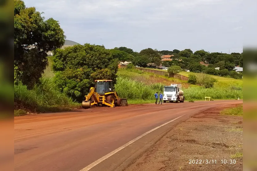 Após acidentes, lama é retirada de rodovia em Apucarana