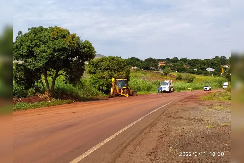 Após acidentes, lama é retirada de rodovia em Apucarana