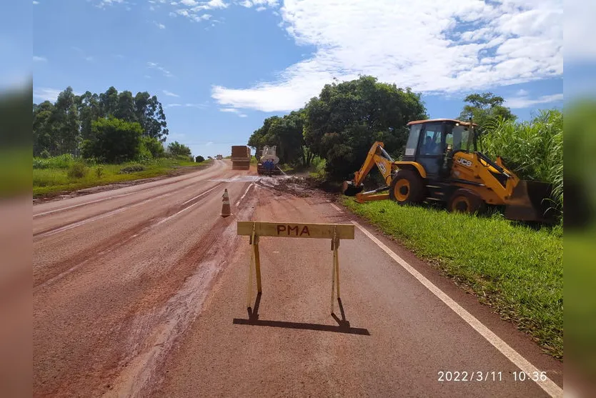 Após acidentes, lama é retirada de rodovia em Apucarana