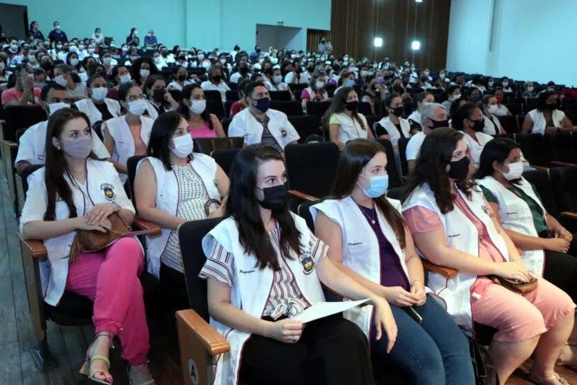 Apucarana contrata 137 professores e servidores