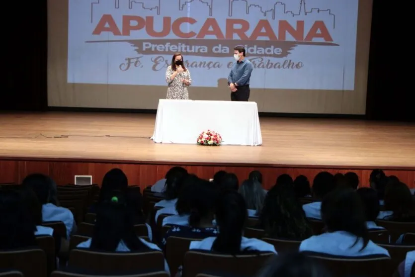 Apucarana contrata 137 professores e servidores