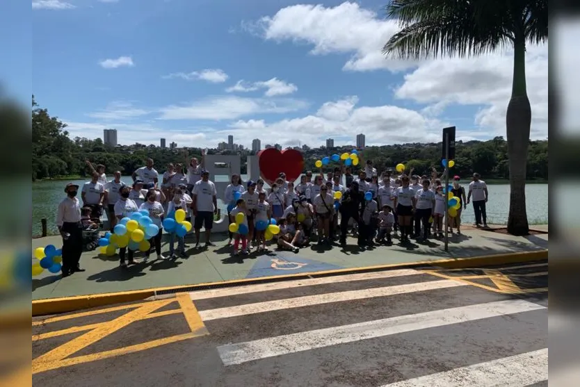  As famílias pararam no mirante do lago Jaboti para fotos 