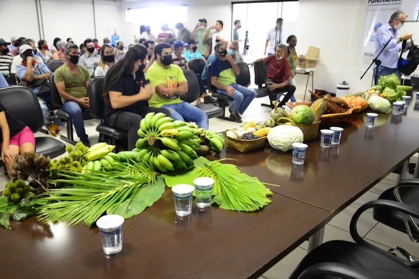  Assentados lotaram o auditório e levaram parte da produção para decorar a mesa do evento 