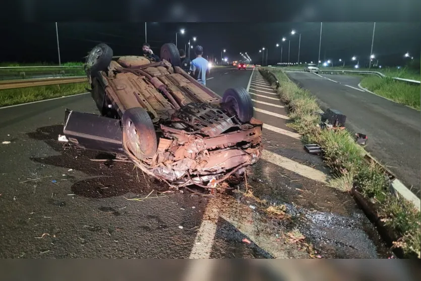 BR-369: veículo capota e motorista fica ferido em Aricanduva